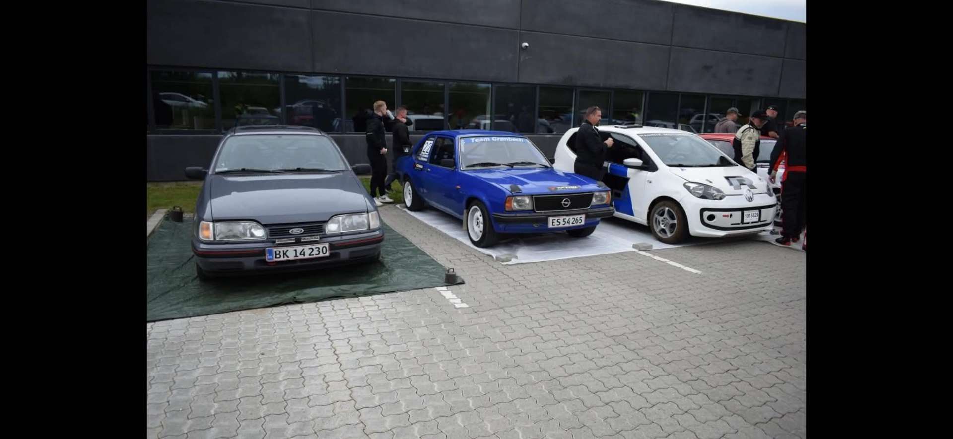 Biler i paddock